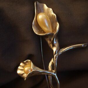 Stunning vintage Marcel Boucher brooch from the 1950s, featuring an elegant flor